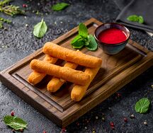 Сырные палочки с ягодным соусом