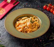 Спагетти с морепродуктами в сливочно-томатном соусе