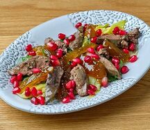 Зеленый салат с печенью и инжиром