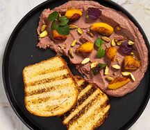 Паштет из куриной печени с фисташками и айвой