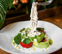 Томаты с авокадо и муссом из шпината