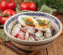 Домашний салат из овощей со сметаной и яйцом