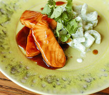 Лосось терияки с салатом из огурца