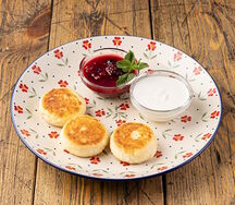 Сырники из Рикотты со сметаной и вареньем