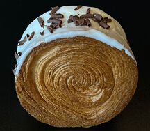 Круглый круассан с кремом-чиз и пюре из инжира