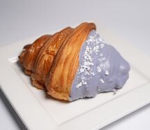 Круассан с черникой