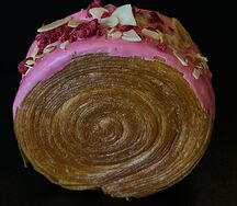Круглый круассан с заварным кремом, зеленой матчей и малиной