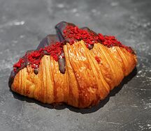 Круассан с вишней и шоколадом