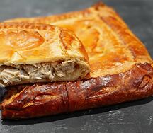 Пирог слоеный с курицей и грибами