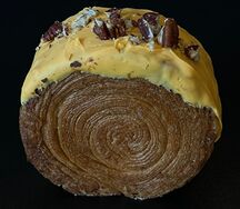 Круглый круассан с заварным кремом и пюре из маракуйи