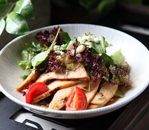 Теплый салат с курицей