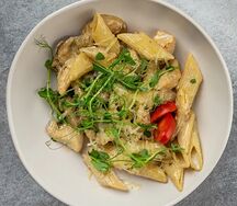 Паста с куриной грудкой и грибами
