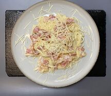Вок с беконом и сливочным соусом
