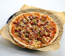 Пицца с охотничьими колбасками