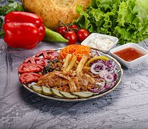 Шаурма на тарелке с курицей