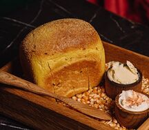 Хлеб кукурузный с жареным луком и куркумой