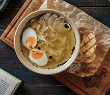 Бульон из петуха с домашней лапшой