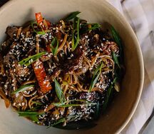 Вок с говядиной, лапшой соба, соусом Терияки и Шрирача