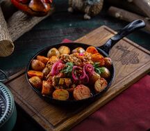 Сковородка со cвинoй вырезкой, мини-картофелем и вешенками