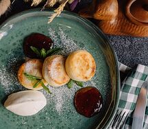 Сырники из фермерского творога со сметаной и вишневым конфи