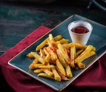 Картошка фри с соусом