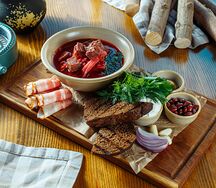 Борщ с говядиной, ржаным хлебом и салом