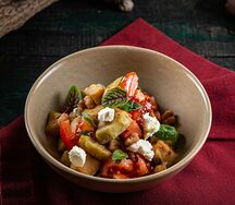 Салат с хрустящим баклажаном, куриным филе, томатами и базиликом