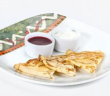 Блинчики с ягодным соусом и сметаной