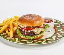Бургер с котлетой из говядины и картофелем фри, кетчупом