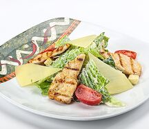 Салат Цезарь с куриной грудкой