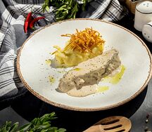 Томленая говядина с пюре и перечным соусом