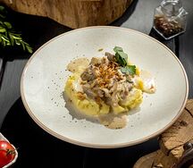 Курица с грибами и сливочным соусом