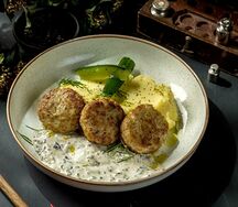 Куриные котлеты с пюре и грибным соусом
