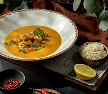 Том ям с креветками, кальмарами и рисом