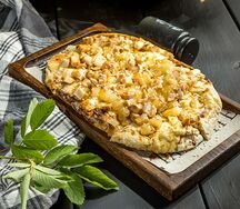 Пицца с ананасами и курицей