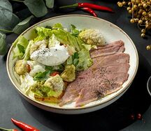 Салат с уткой и хрустящими баклажанами