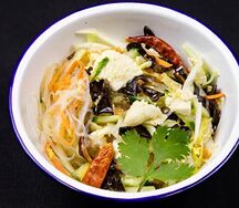 Салат по харбински с курицей, фунчозой и овощами