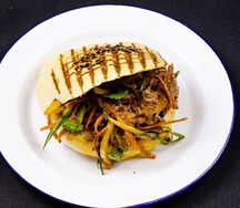 Жоуцзямо с пряной говядиной и овощами