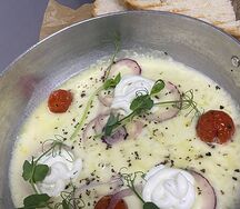 Сковородка жареного сулугуни с вялеными черри 