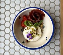 Мини буррата с прошутто и вялеными черри