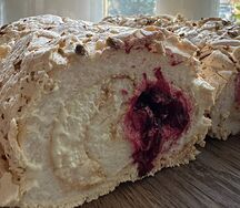 Меренговый рулет с вишней 