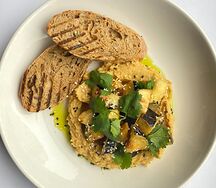 Хумус с пряными баклажанами