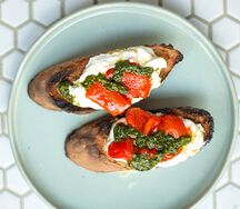 Брускетта со страчателлой и печенным перцем