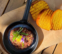 Тартар из говядины с сыром страчателла