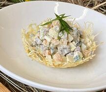 Оливье от шефа в сырной корзинке 