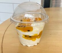 Рикотта с манго и маракуйей