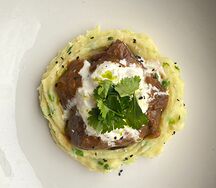 Томленая говядина с картофельным пюре и страчателлой