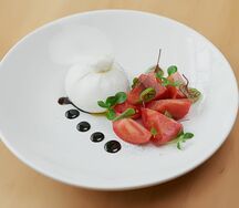 Буррата с томатами