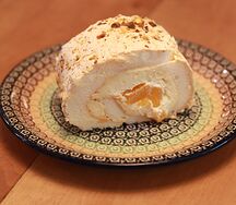 Меренговый рулет с персиком