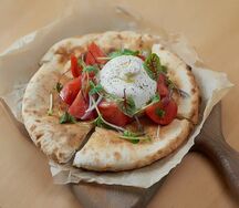 Буррата с фокаччей и томатами